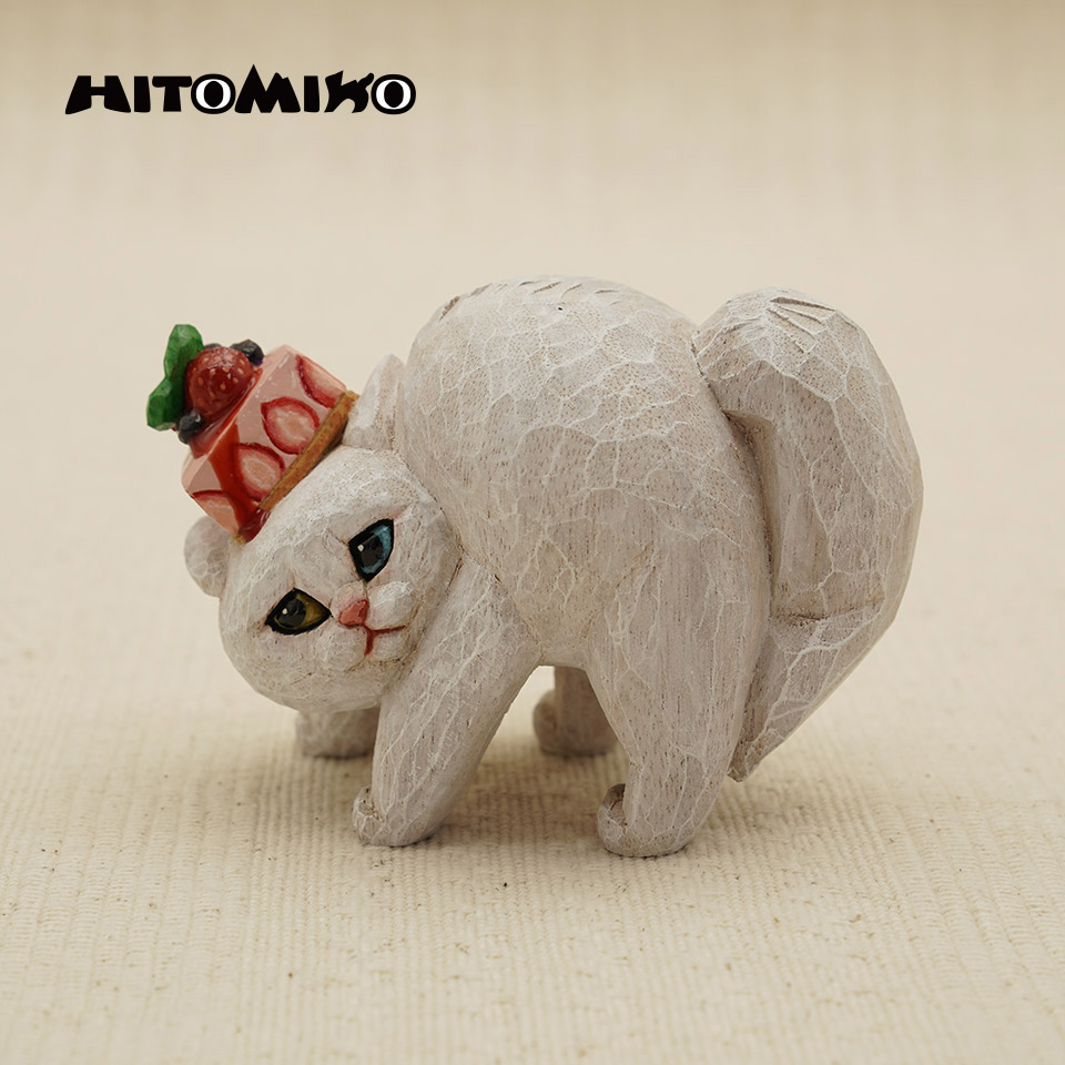 やんのかステップ木彫作品　白猫いちごのレアチーズケーキ乗せ【HITOMIKO（木村 瞳）】※一点物　On the Verge, but Never Falling “Yannoka Step: Strawberry Rare Cheesecake Edition”