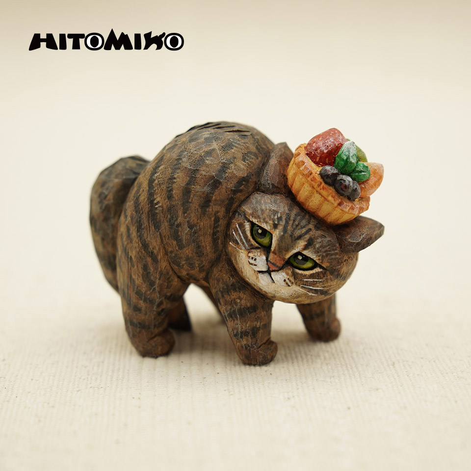 やんのかステップ木彫作品　キジトラフルーツタルト乗せ【HITOMIKO（木村 瞳）】※一点物　On the Verge, but Never Falling “Yannoka Step – with a Fruit Tart on Top”