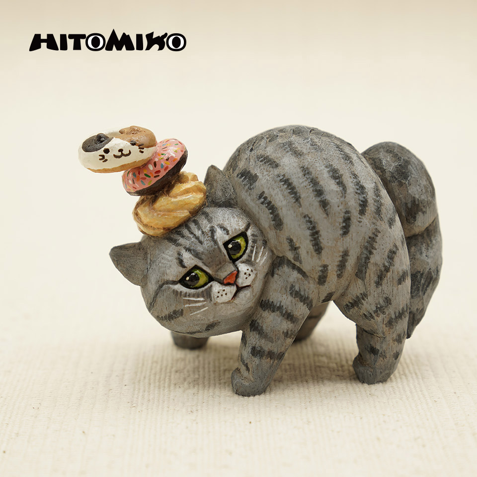 やんのかステップ木彫作品　サバトラドーナツ３個乗せ【HITOMIKO（木村 瞳）】※一点物　just on the Verge of Falling! “Yannoka Step with a Donut”