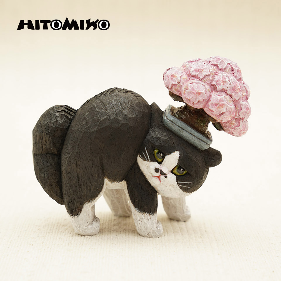 やんのかステップ木彫作品　白黒ハチワレ桜の盆栽乗せ【HITOMIKO（木村 瞳）】※一点物　Just on the Verge, but Still Holding On! “Yannoka Step: Balancing a Cherry Blossom Bonsai”