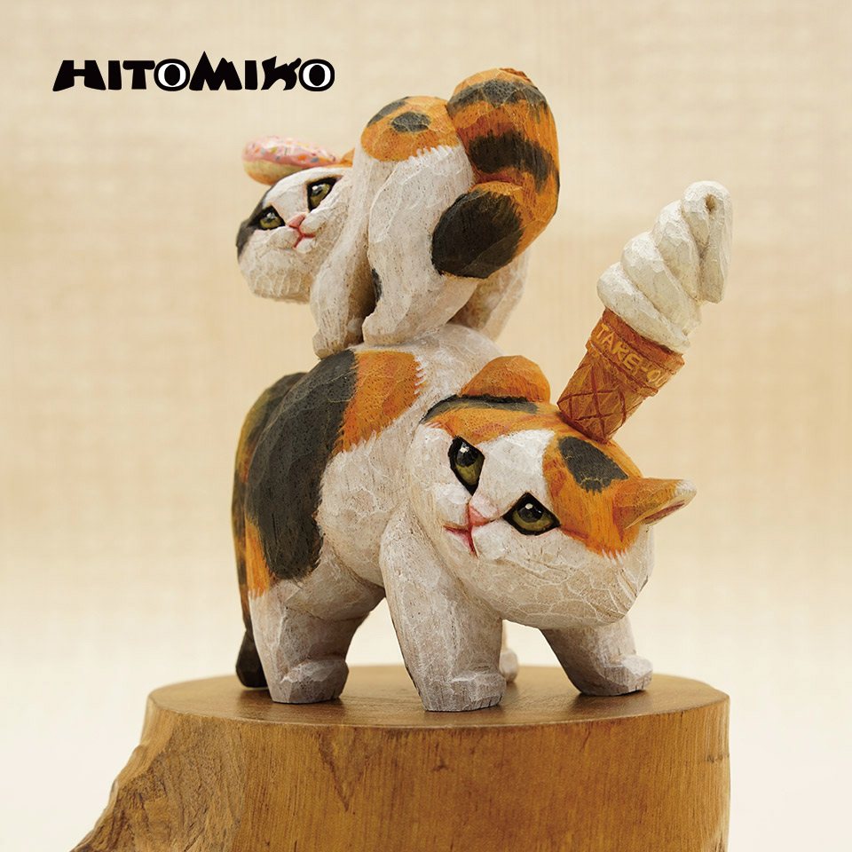 やんのかステップ木彫作品　三毛猫親子のドーナツ、ソフトクリーム乗せ【HITOMIKO（木村 瞳）】※一点物　