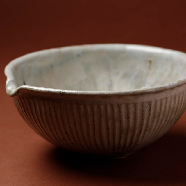 粉引灰釉しのぎ鉢【風唄窯（内田秀明）】