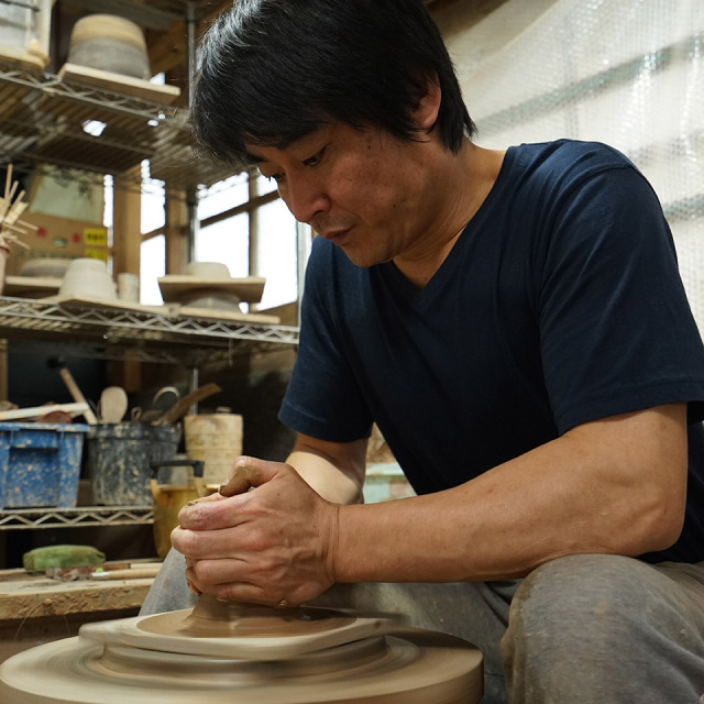 ✨サマーセール✨糸島研窯アイボリー釉の陶器製花器 持ち手付き中古美品 ✨サマーセール✨糸島研窯アイボリー釉の陶器製花器 持ち手付き中古
