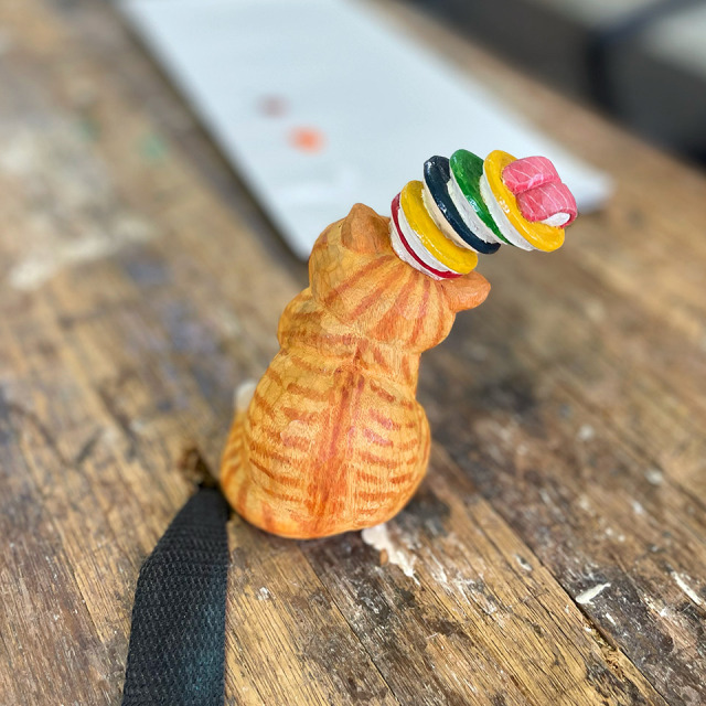 やんのかステップ木彫作品 三毛猫親子のドーナツ、ソフトクリーム乗せ