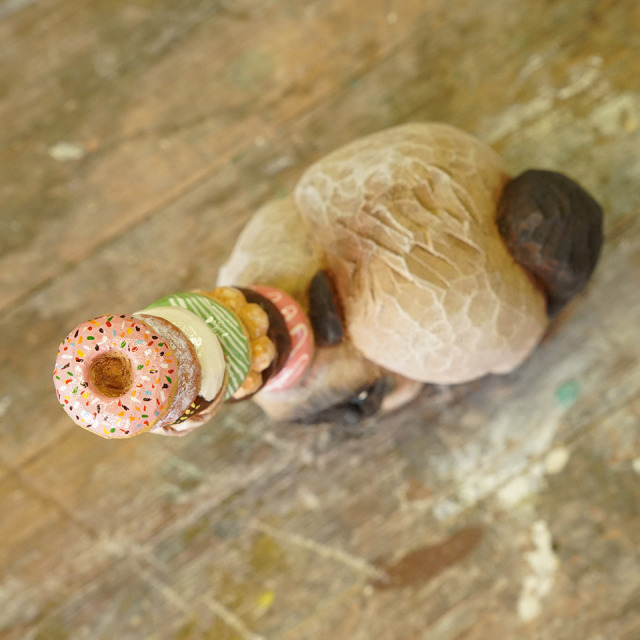 やんのかステップ木彫作品 超スイーツ乗せ ドーナツ【HITOMIKO（木村