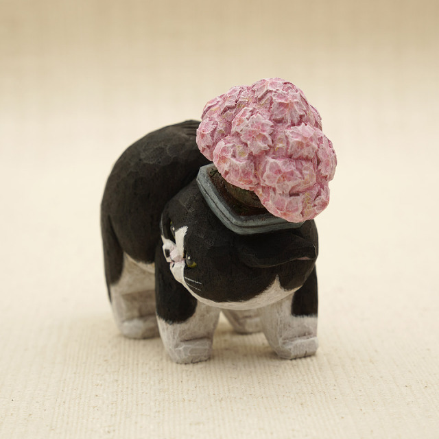 やんのかステップ木彫作品 白黒ハチワレ桜の盆栽乗せ【HITOMIKO（木村