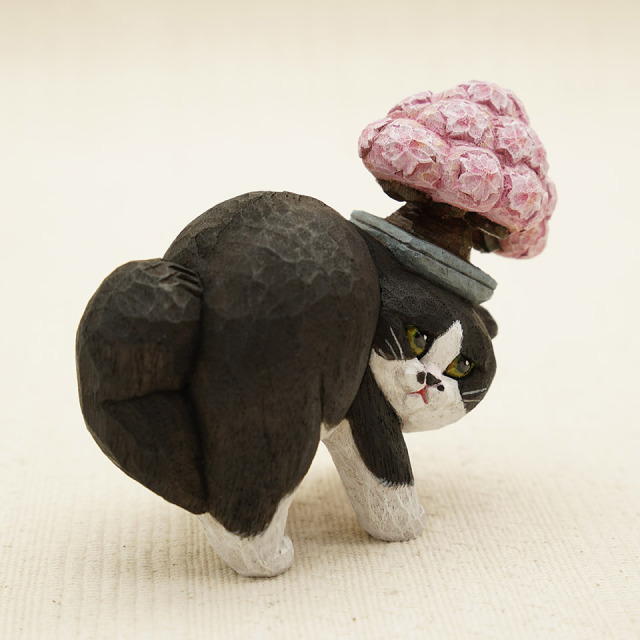 やんのかステップ木彫作品 白黒ハチワレ桜の盆栽乗せ【HITOMIKO（木村