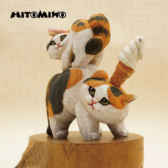 やんのかステップ木彫作品 三毛猫親子のドーナツ、ソフトクリーム乗せ【HITOMIKO(木村 瞳)】※一点物