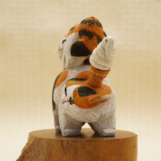 やんのかステップ木彫作品 三毛猫親子のドーナツ、ソフトクリーム乗せ