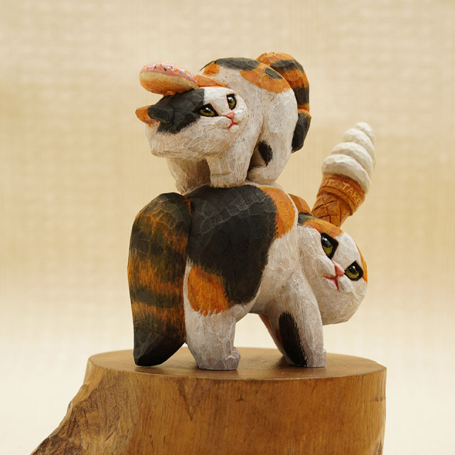 やんのかステップ木彫作品 三毛猫親子のドーナツ、ソフトクリーム乗せ