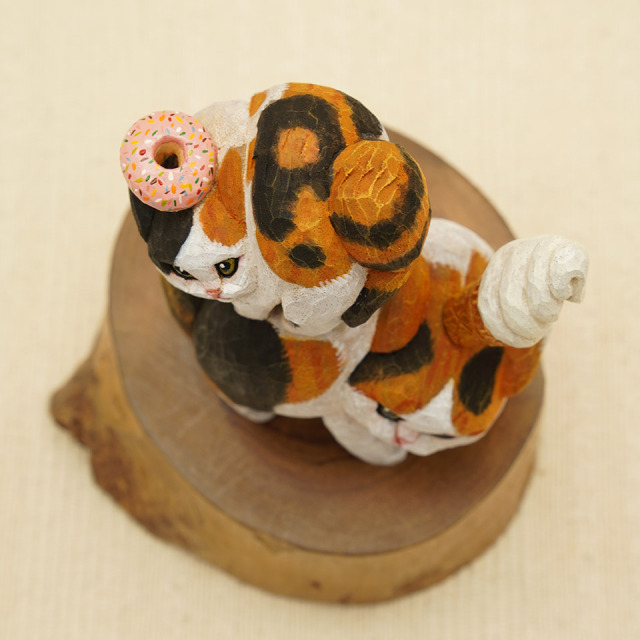 やんのかステップ木彫作品 三毛猫親子のドーナツ、ソフトクリーム乗せ