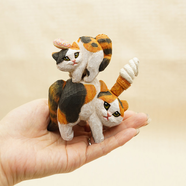 やんのかステップ木彫作品 三毛猫親子のドーナツ、ソフトクリーム乗せ