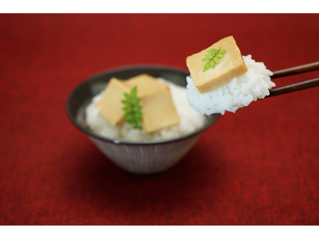 山うにとうふお徳用オリジナル200g　盛付例(白米)