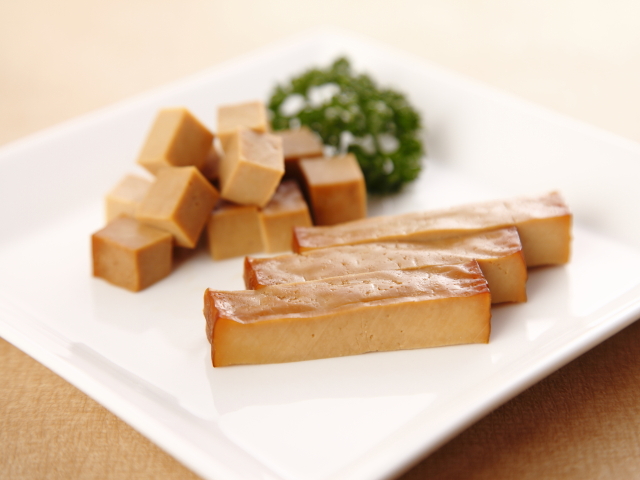 燻製豆腐　盛付例(長めにカット)