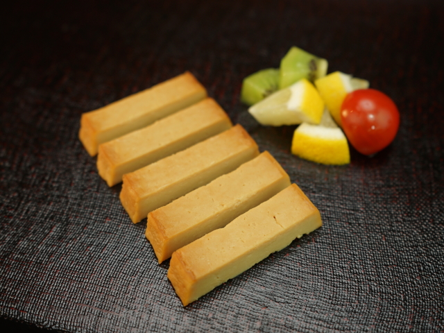 燻製豆腐　盛付例(長めにカット)