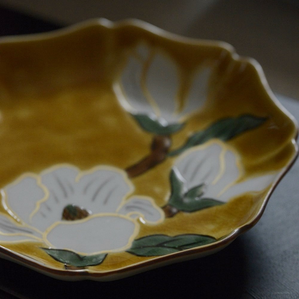 [受注制作品] 瑛生の器（九谷美陶園）黄地白花文様五寸輪花皿　＊納期３〜４ヶ月