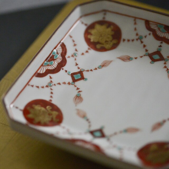 【受注制作品】瑛生の器（九谷美陶園）　金襴手赤絵細描瓔珞文様隅切四寸角皿＊納期３〜４ヶ月