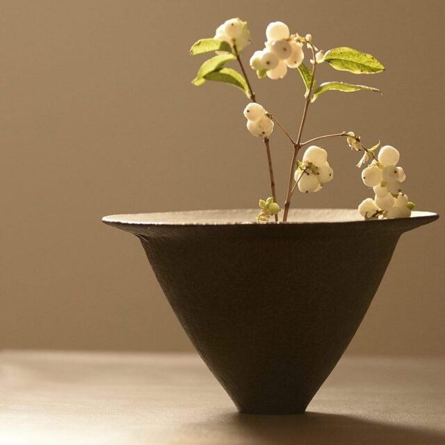 橋本忍 皹黒花器 作家もの和食器通販 Ivory