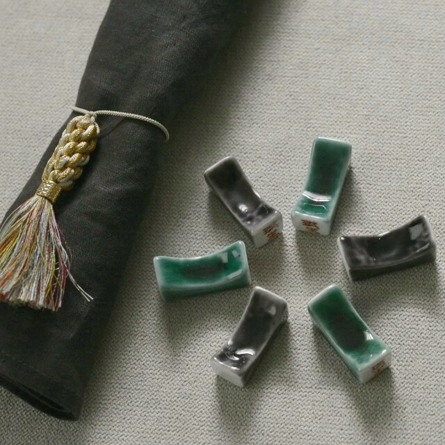 瑛生の器（九谷美陶園）　五彩文様一山箸置　