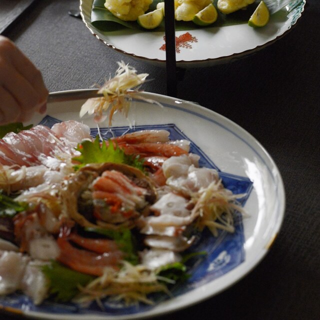 瑛生の器（九谷美陶園）｜瑛生の器 九谷美陶園 染付さらさ文様尺皿(魯