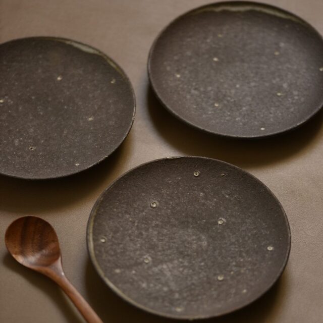 村上直子｜黒灰釉dot カップ＆ソーサー｜作家もの和食器通販”IVORY