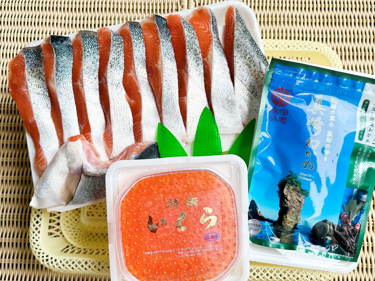 宮古トラウトサーモン半身・特選いくら150ｇ・わかめのセット