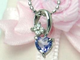 ハート型のタンザナイトと４粒のダイヤのお花がついたネックレス