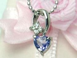 ハート型のタンザナイトと４粒のダイヤのお花がついたネックレス