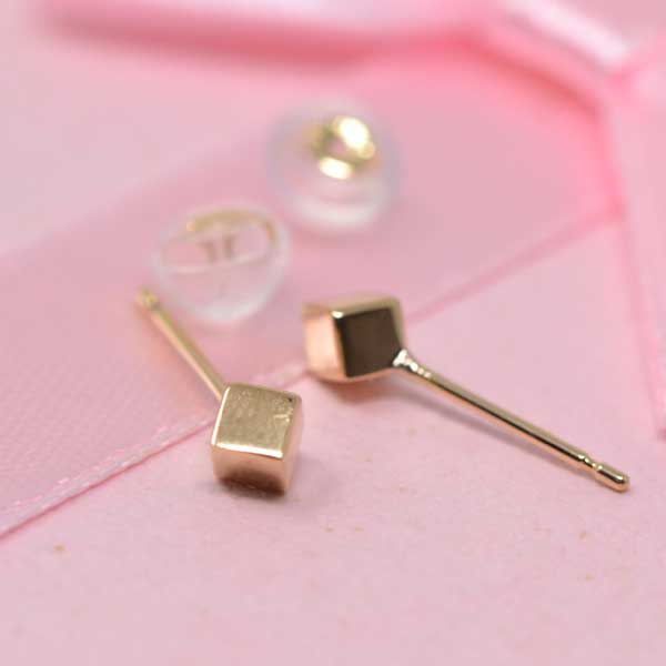 キューブ ピアス シンプル 四角 18金 k18 18k スタッドピアス