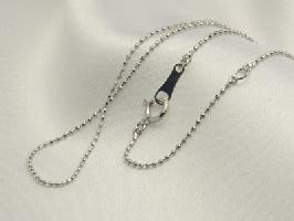 このままでも美しい　シンプルなK18WG カットボール　ネックレス 彼女  誕生日  ジュエリー アクセサリー ∞ n2003041