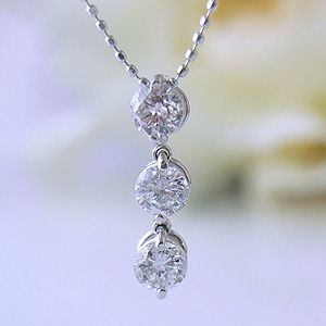 トリロジー ハート＆キューピッドスリーストーンダイヤモンドネックレス K18WG 0.3カラット ミニ鑑別書付 彼女  誕生日  ∞ y070250hc