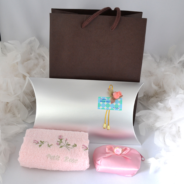 ホワイトデープレゼント バラ ハンカチ と ピンク お花 リボン ポーチ 【ポーチ付き ギフトセット】