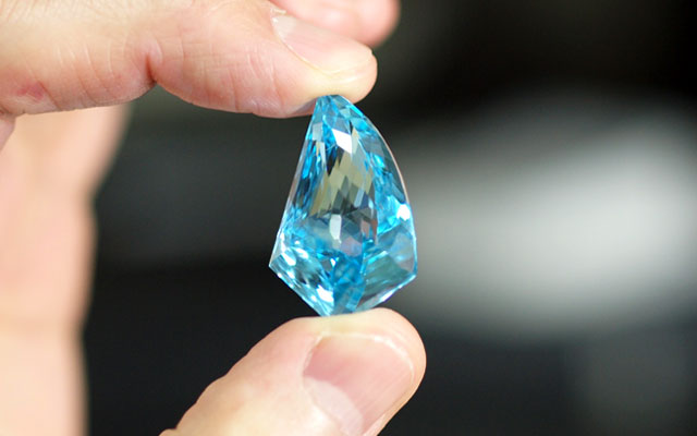 ブルートパーズルース