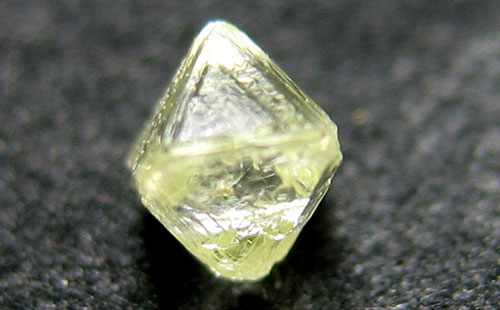 ガーネット結晶入りダイヤモンド原石