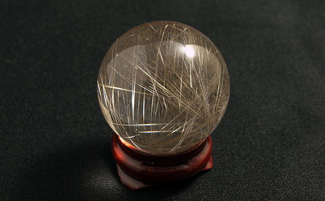ルチルクォーツ 丸玉(球体) ルース 直径約35.9-36.0mm 木製台付き (ルチルレイテッド・クォーツ/針入り水晶/金線水晶) 【 2月8日の誕生日石 】 【 送料無料 】