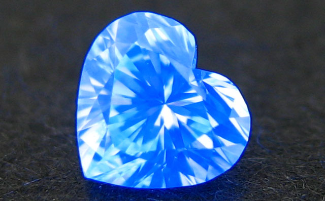 ダイヤモンド ハートシェイプ 0.119ct ルース 【 蛍光性が STRONG BLUE の面白さ 】