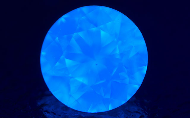 蛍光性がベリー・ストロング・ブルーのダイヤモンド