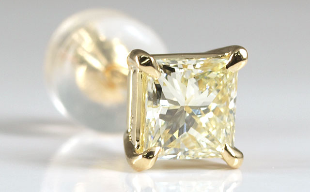 天然イエローダイヤモンド 片耳用ピアス 0.360ct, K18YG ( 18金イエローゴールド ) 【爽やかなレモン色のプリンセスカットです】 【中央宝石研究所】 【送料無料】