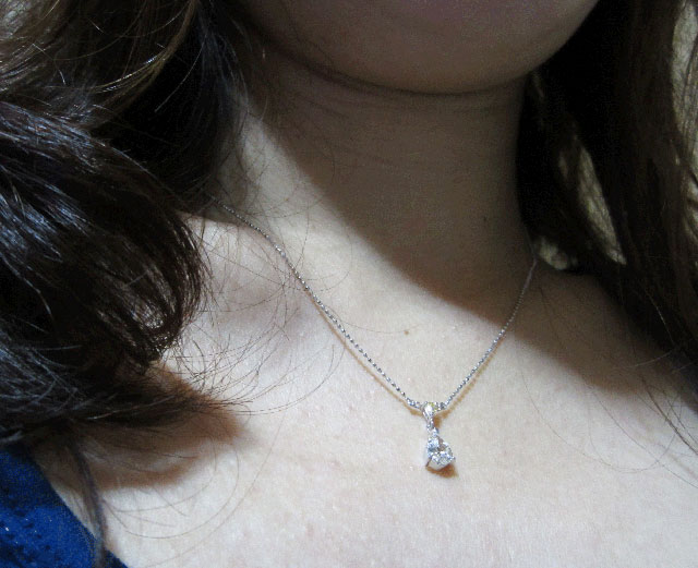 【 お客様 着用写真 】 天然ダイヤモンド ルース(裸石) 0.603ct, Kカラー, VS2, ペアシェイプ 【 蛍光性がベリーストロングブルー 】 【 中央宝石研究所 】