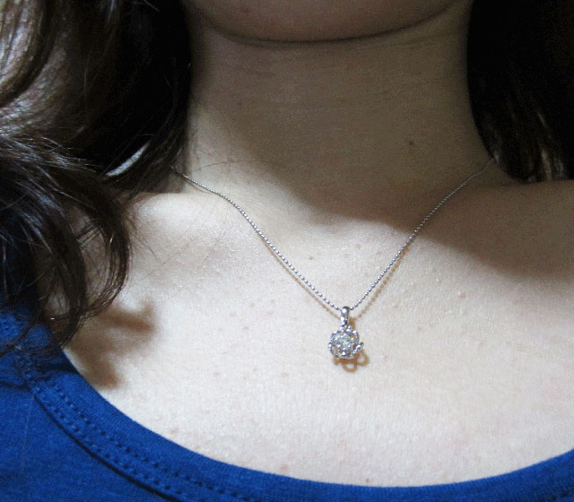 【 お客様 着用写真 】 天然グリーンダイヤモンドルース 0.223ct 【蛍光性もストロング・イエローイッシュ・グリーン】