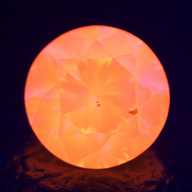 蛍光性がレッドのイエローダイヤモンドの画像