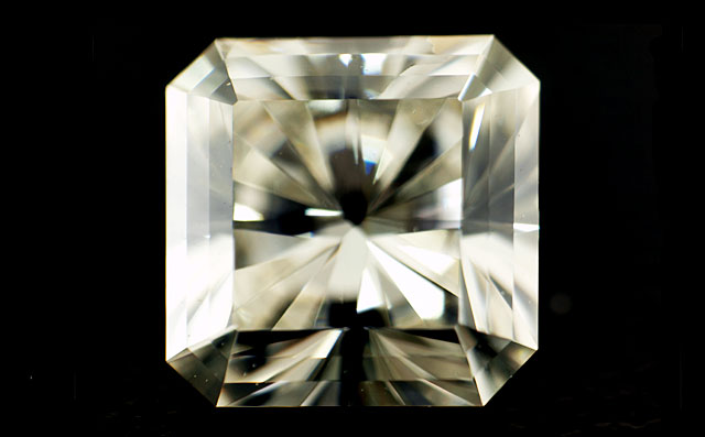 Jカラーダイヤモンドルース