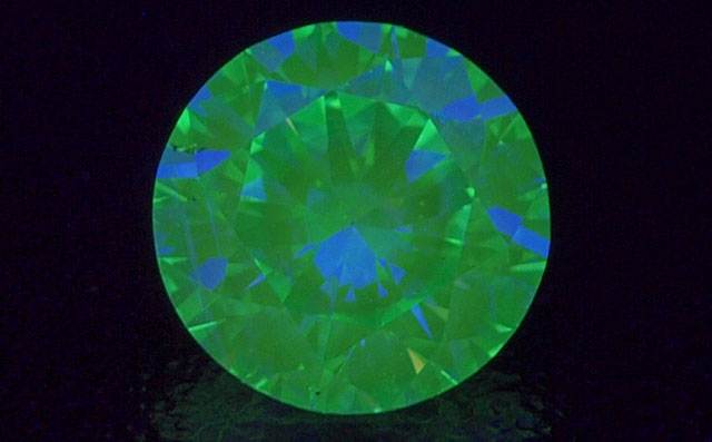 【 蛍光性 : ストロング・グリーン 】 天然グリーンダイヤモンド ルース(裸石) 0.617ct, Very Light Yellowish Green, SI-1 【 ハート&キューピッド 】 中央宝石研究所 【 送料無料 】
