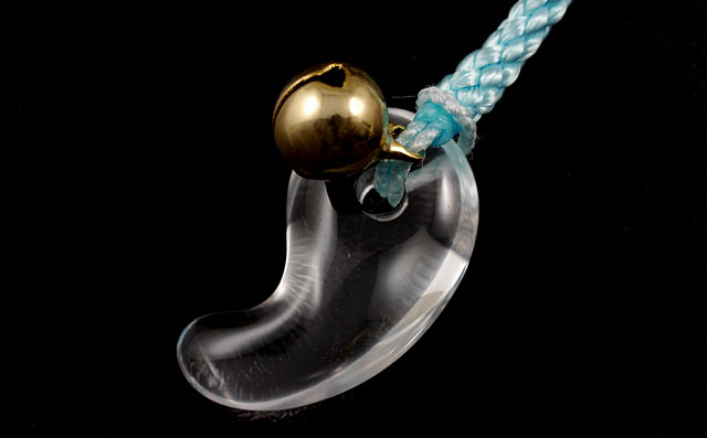 水晶 勾玉 ストラップ ( 根付け / チャーム )　鈴付き　( まがたま / クォーツ / クリスタル )