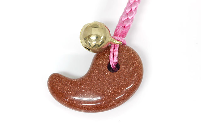 ゴールド・サンド・ストーン(人工石) 勾玉 ストラップ ( 根付け / チャーム )　鈴付き　( まがたま / ゴールデン・サンド・ストーン / 茶金石 / 砂金石 )