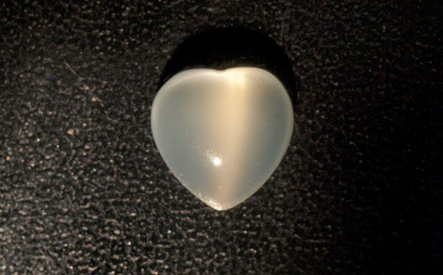 ホワイト・ムーンストーン・キャッツアイ・石 ルース 1.211ct, ハートカボションカット 【5月24日/10月5日誕生日石/6月誕生石】 (月長石 ホワイトムーンストーンキャッツアイ石 )　日本宝石科学協会