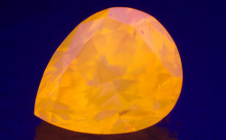 オレンジ蛍光性ダイヤモンド