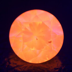 蛍光性がレッドのイエローダイヤモンドの画像