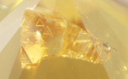 【 空洞が開いています。 しかもトライゴンが見えます。 】 天然イエローダイヤモンド ルース(裸石) 0.279ct, Fancy Deep Orangy Yellow, I-1, ラウンドブリリアントカット 中央宝石研究所 【 送料無料 】