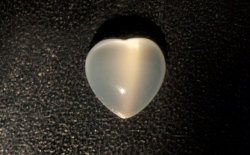 ホワイト・ムーンストーン・キャッツアイ・石 ルース 1.211ct, ハートカボションカット 【5月24日/10月5日誕生日石/6月誕生石】 (月長石 ホワイトムーンストーンキャッツアイ石 )　日本宝石科学協会
